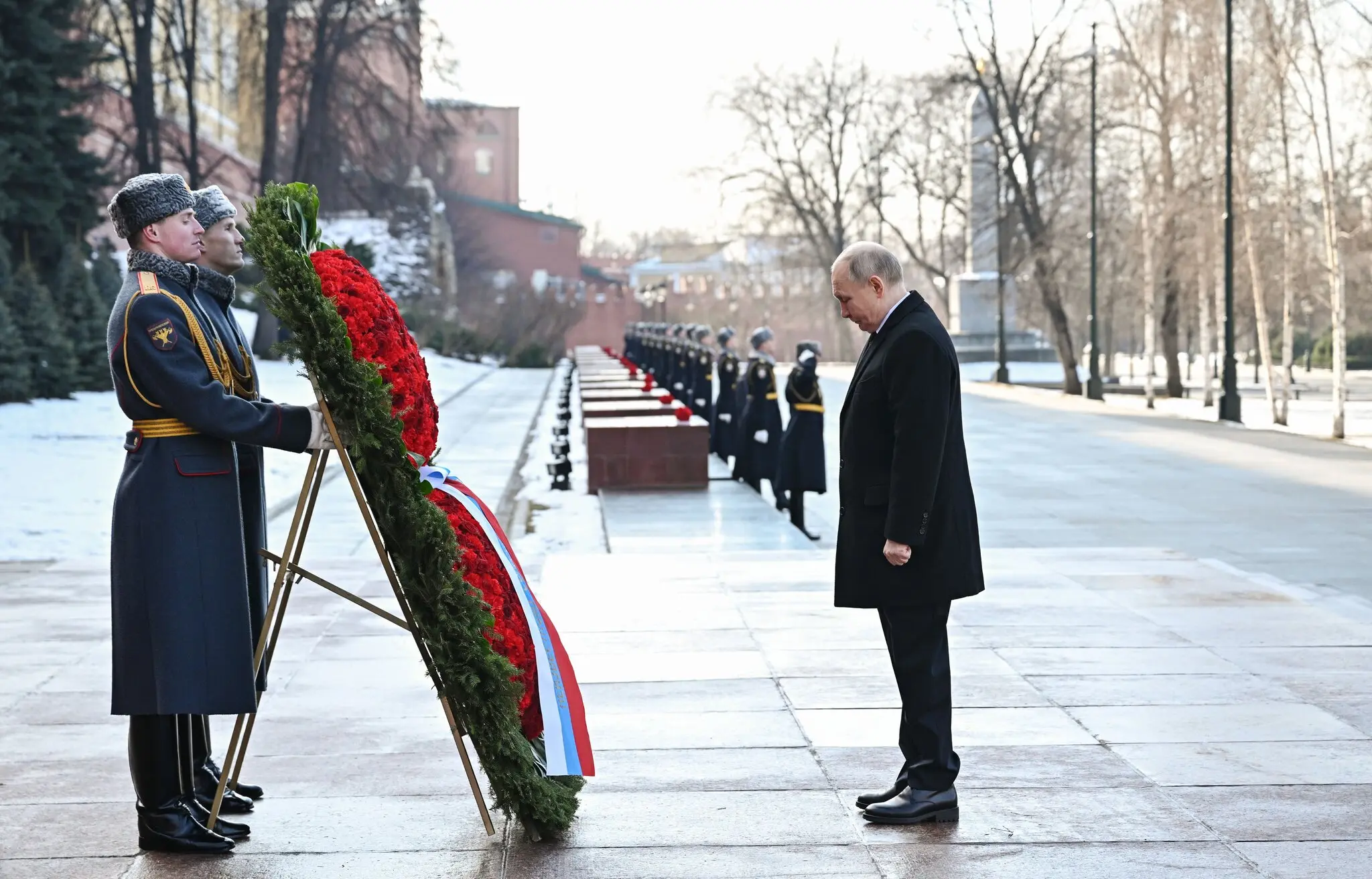 Фотографія, опублікована російськими державними ЗМІ, на якій показано, як пан Путін відвідує церемонію покладання вінків у Москві.